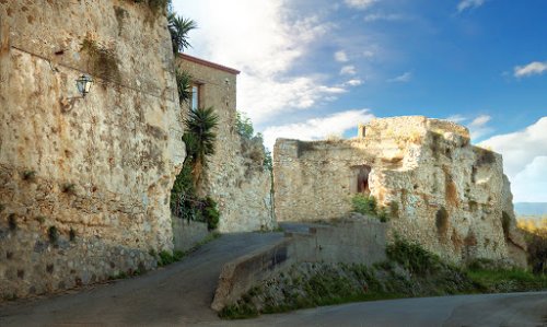 In foto il Castello di Bovalino Superiore costruito dal Conte Ruggero d'Altavilla